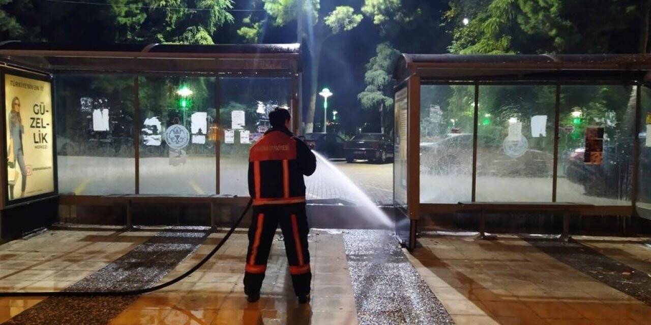 Manisa’da sokaklar korona virüse karşı dezenfekte edildi