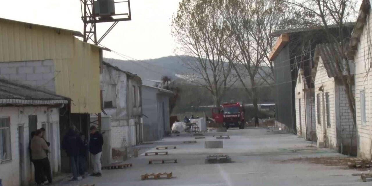 Çekmeköy’de dağıtım fabrikasında straforlar alev alev yandı