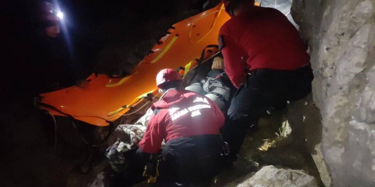 Kayalıklarda mahsur kalan paraşütçüye filmleri aratmayan kurtarma operasyonu