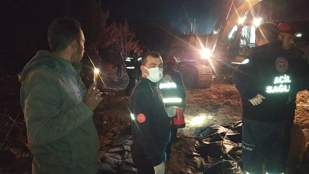 Kamyon yükünü boşaltırken uçuruma yuvarlandı: 2 ölü