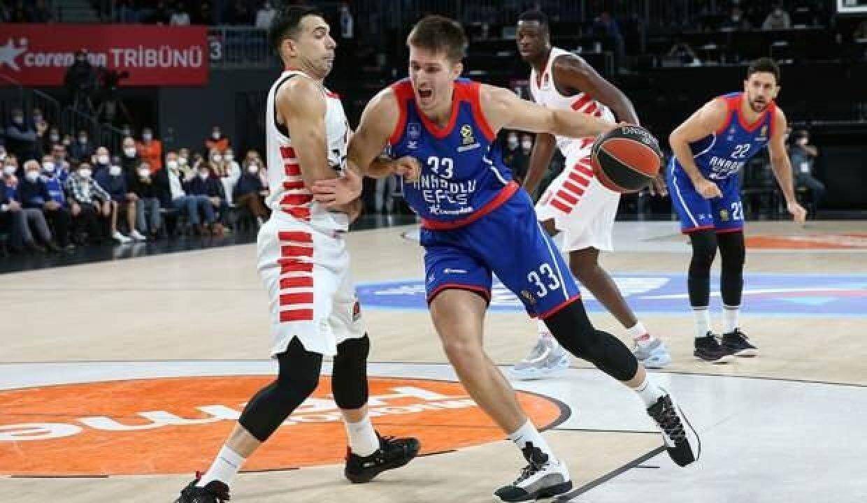 Anadolu Efes son çeyrekte farka koştu!