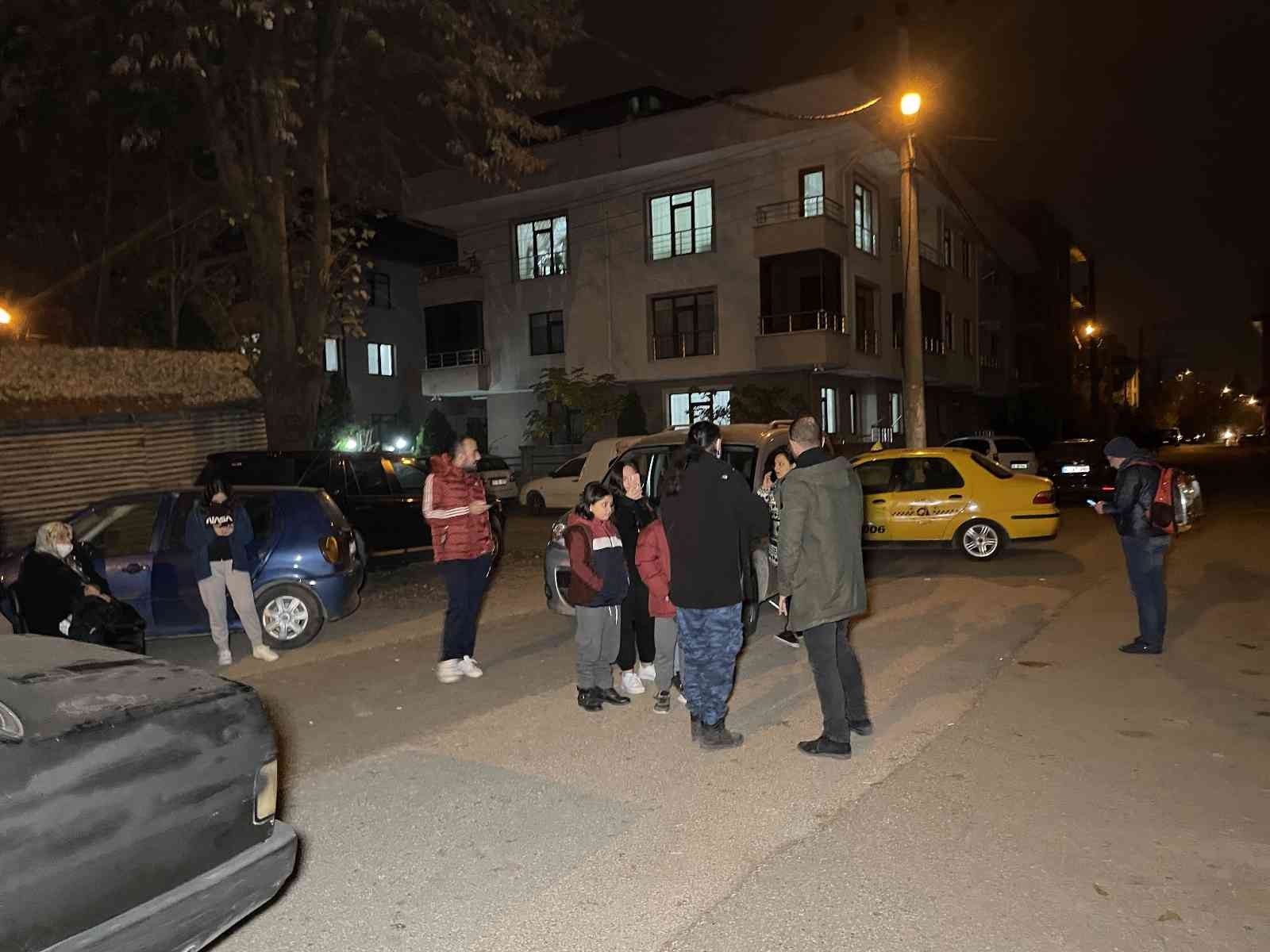 Deprem sonrası vatandaşların sokakta bekleyişi sürüyor