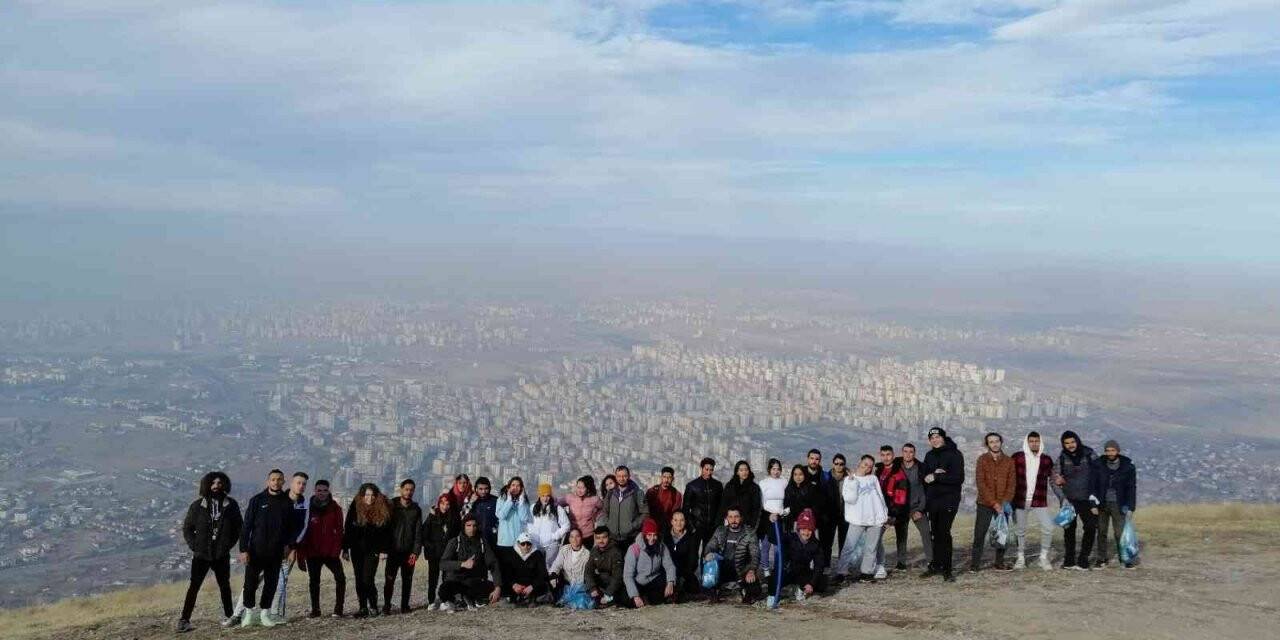 Üniversite öğrencileri Ali Dağı’nda 65 poşet çöp topladı