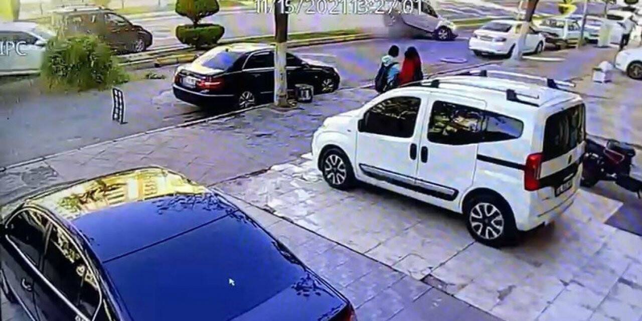 Zincirleme kaza anı güvenlik kameralarına yansıdı