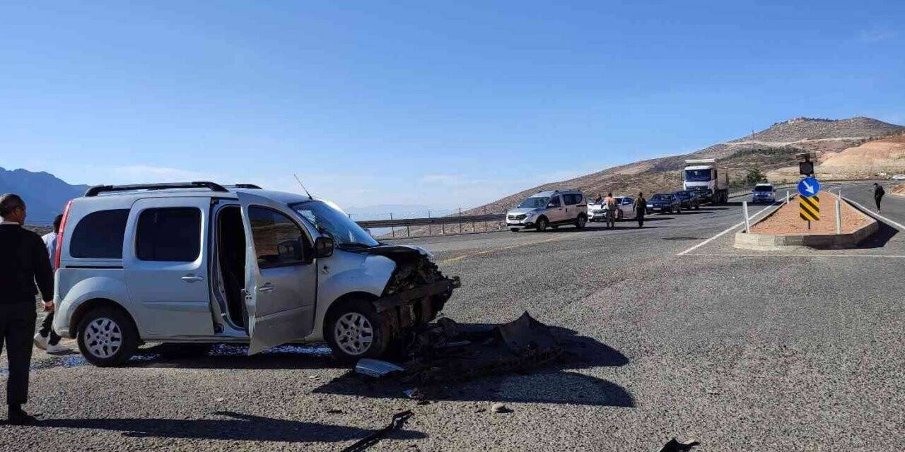 Siirt iki araç kafa kafaya çarpıştı: 2 yaralı