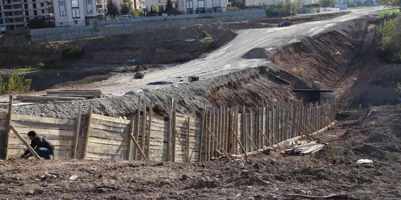 Arikent Deresi yol yapım çalışmaları hızla devam ediyor