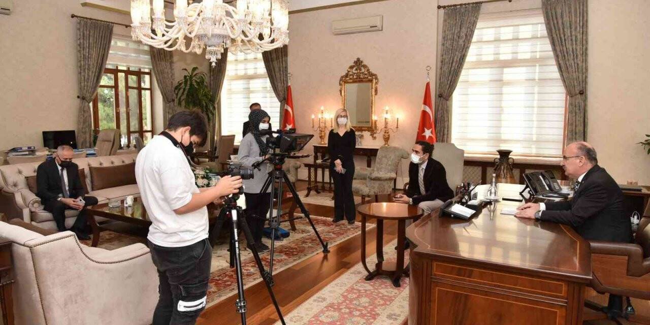 Manisalı iletişim öğrencileri Vali Karadeniz’le röportaj yaptı