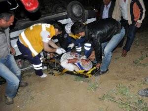 OTOMOBİL ŞARAMPOLE DEVRİLDİ: 2 YARALI
