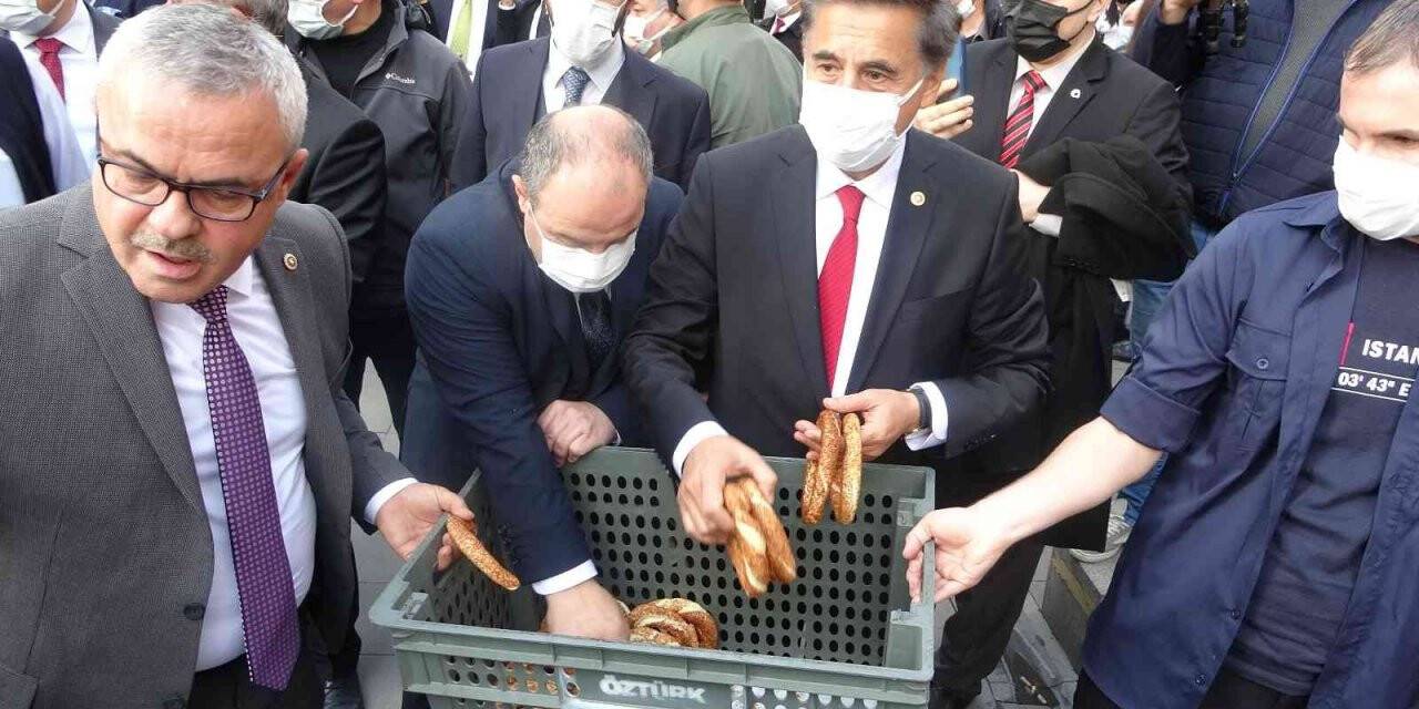 Bakan Varank  satın aldığı simitleri vatandaşlara dağıtıp alışveriş yaptı