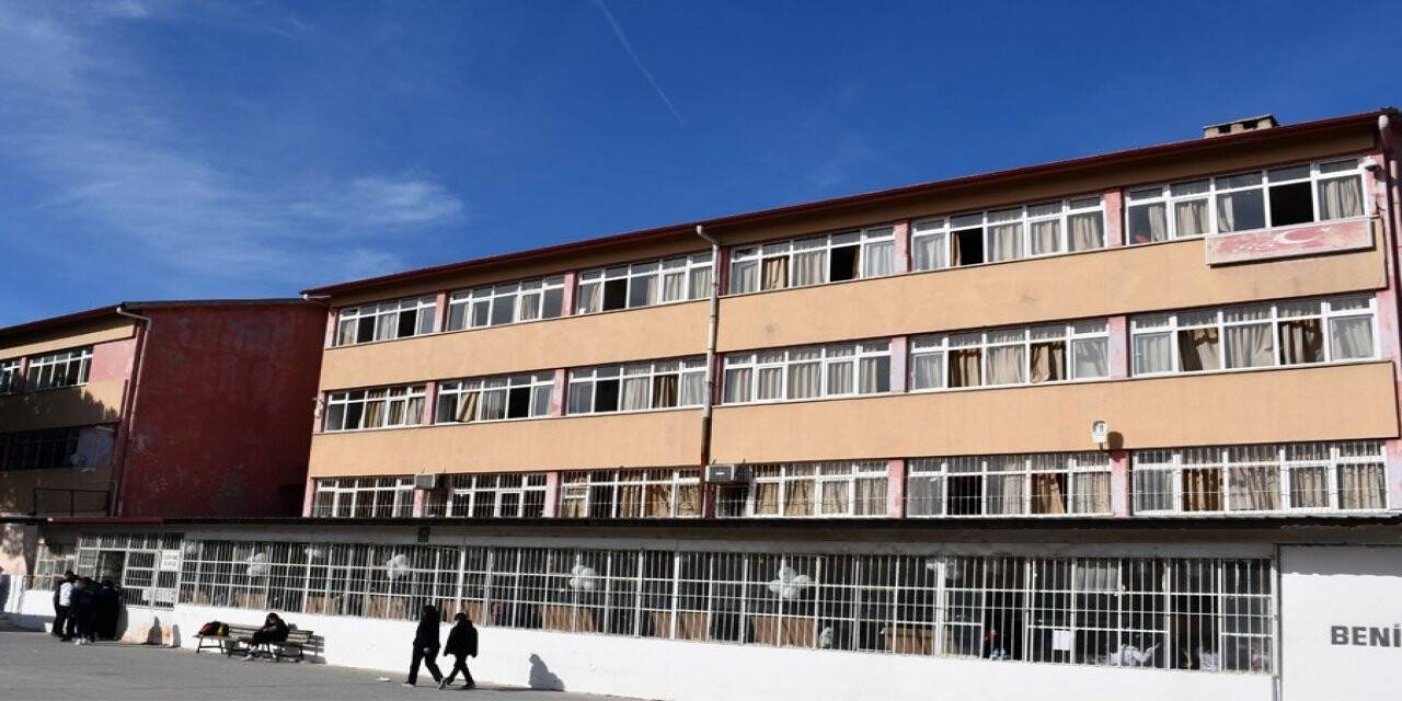 Söke’de 50 yıllık lise binası yıkılarak yerine yenisi yapılacak