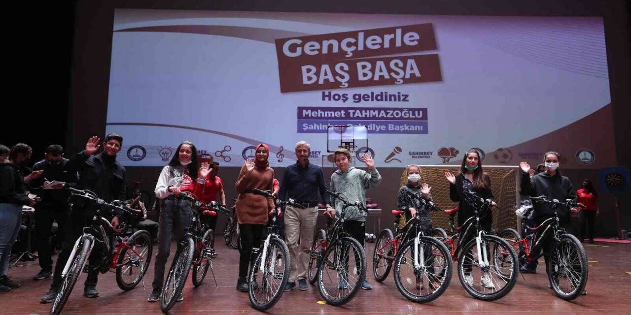 Tahmazoğlu gençlerle bir araya geldi