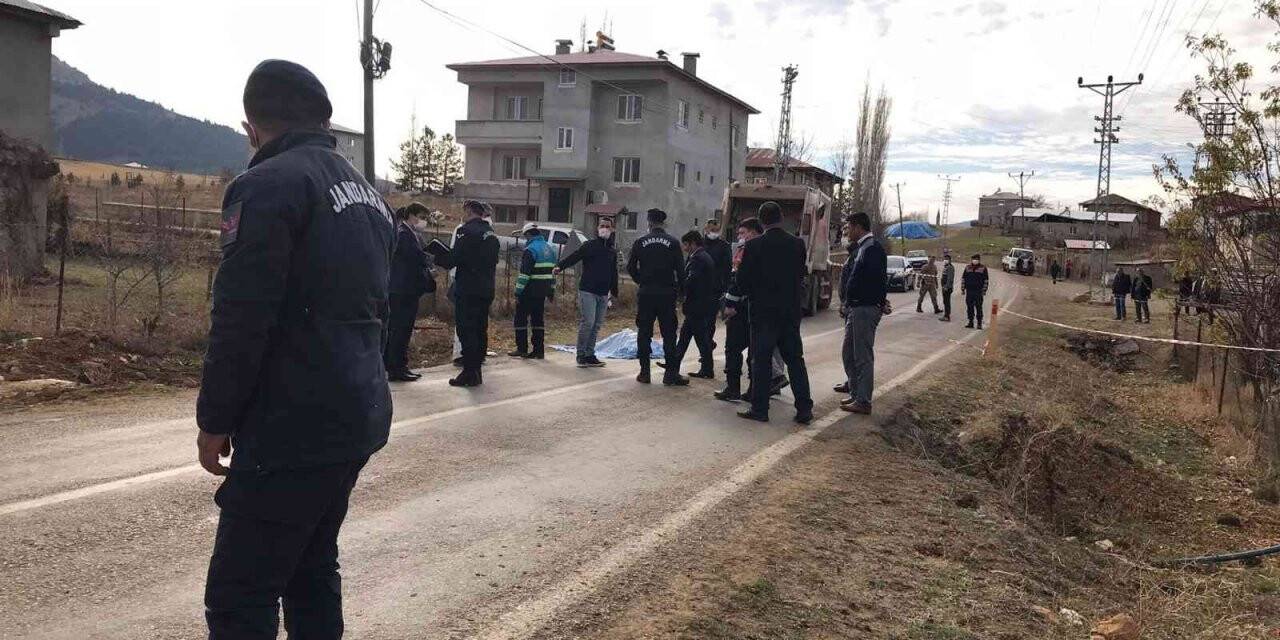 Çöp kamyonunun altında kalan temizlik işçisi hayatını kaybetti