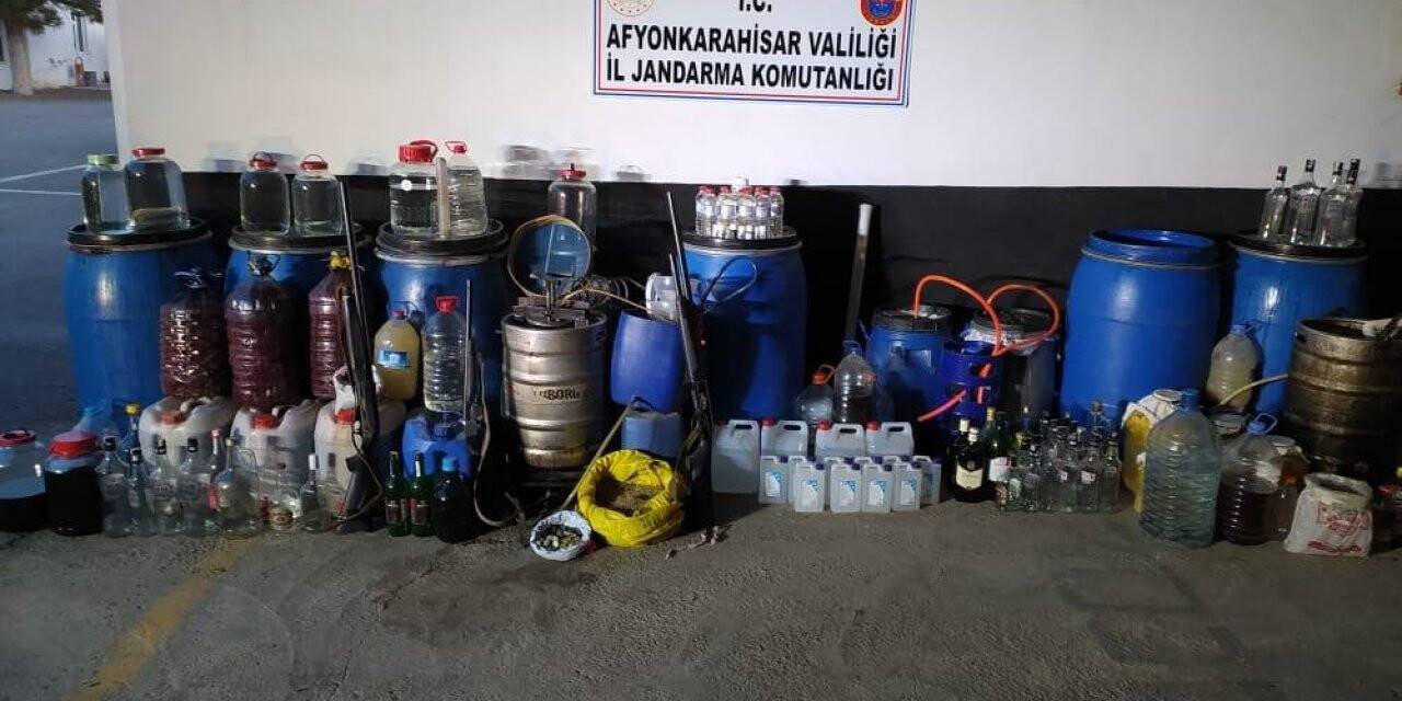 Jandarma baskınında adeta her yerden kaçak içki fışkırdı