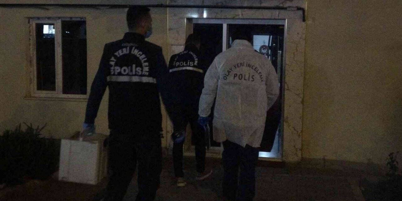 Tartıştığı kızını boynundan bıçaklayarak öldürdü