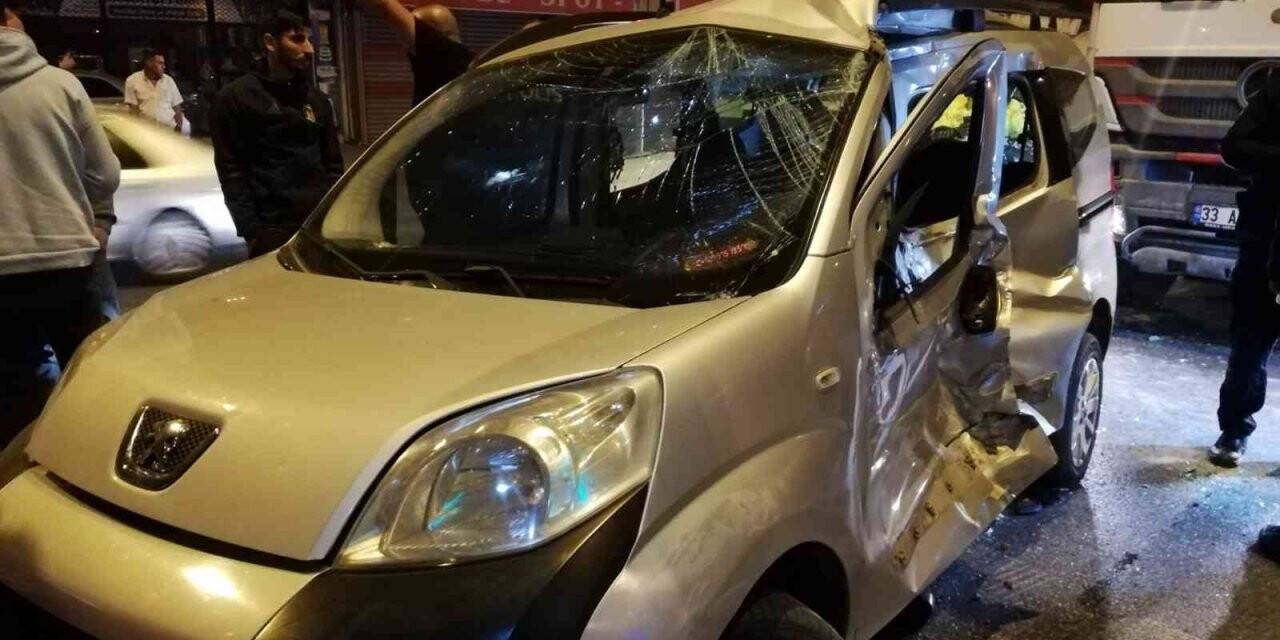 Beton mikseri hafif ticari araca çarptı: 1’i ağır 2 yaralı