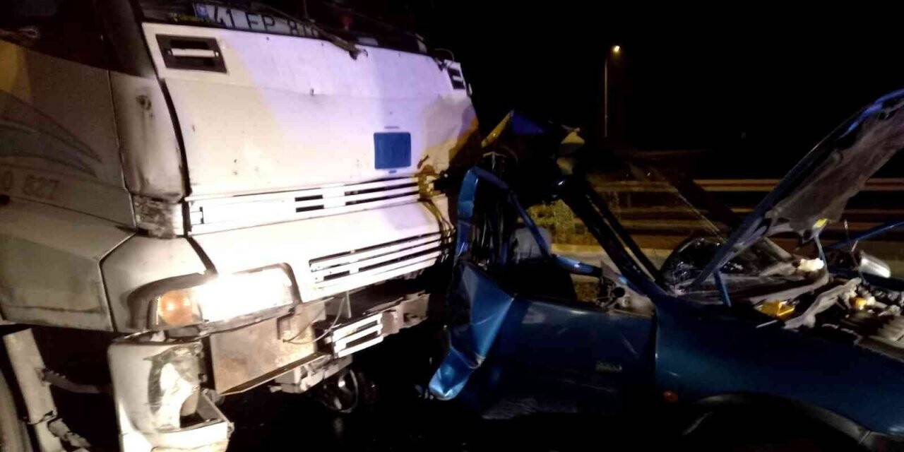 Kamyonun kağıt gibi ezdiği otomobilde sıkışmıştı, yaşam savaşını kaybetti