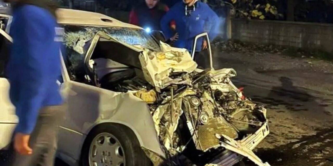Tır ile otomobil kafa kafaya çarpıştı: 1’i ağır 2 yaralı