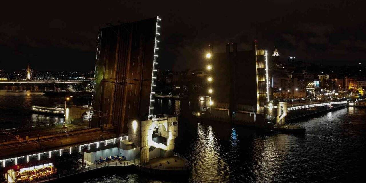 Galata Köprüsü deniz trafiğine açıldı