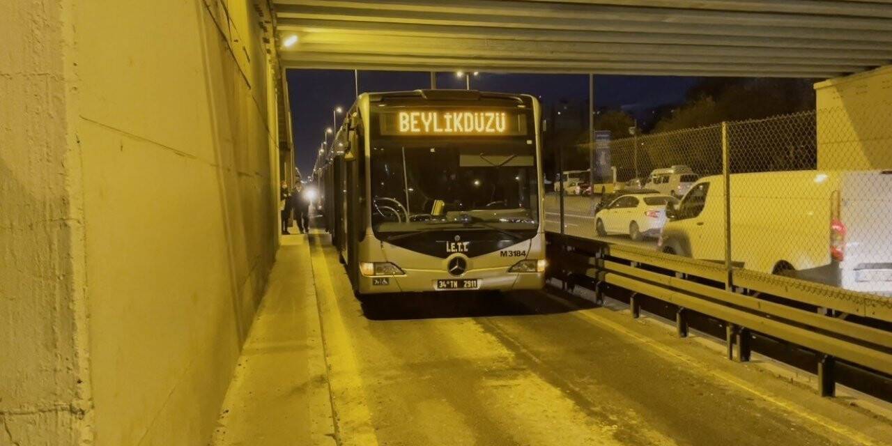 Yenibosna’da metrobüs arızalandı, duraklarda yoğunluk oluştu