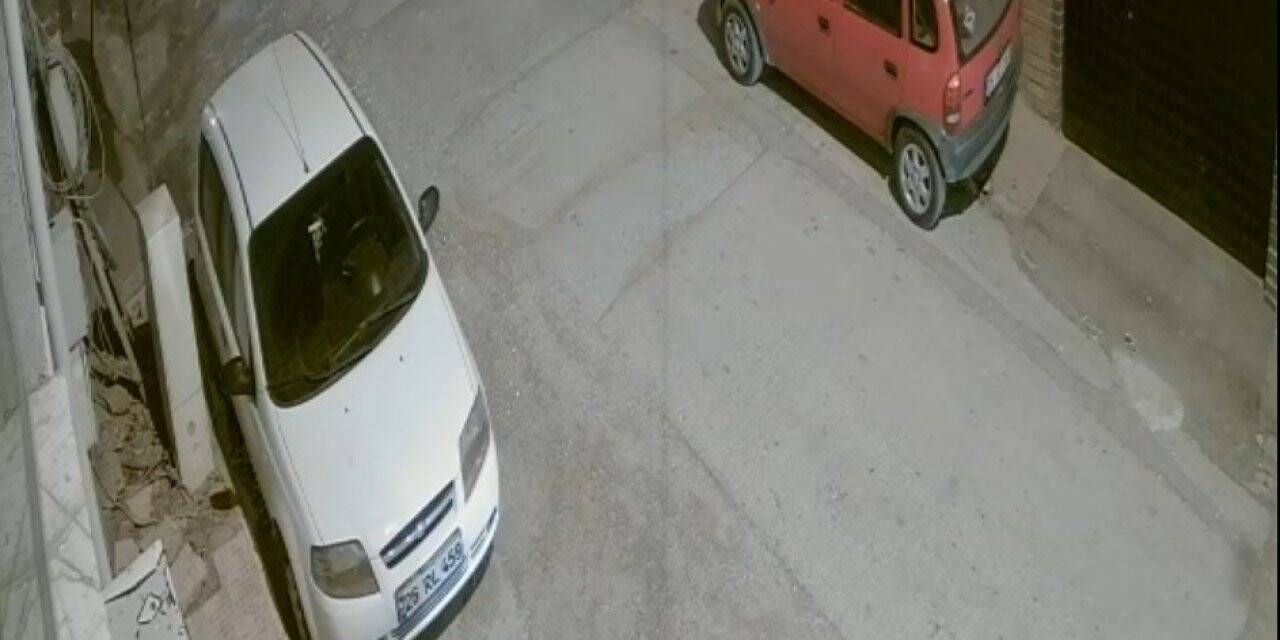 Kapısı açık arabayla geri geri bekçilerden kaçarken mahalleyi alt üst etti