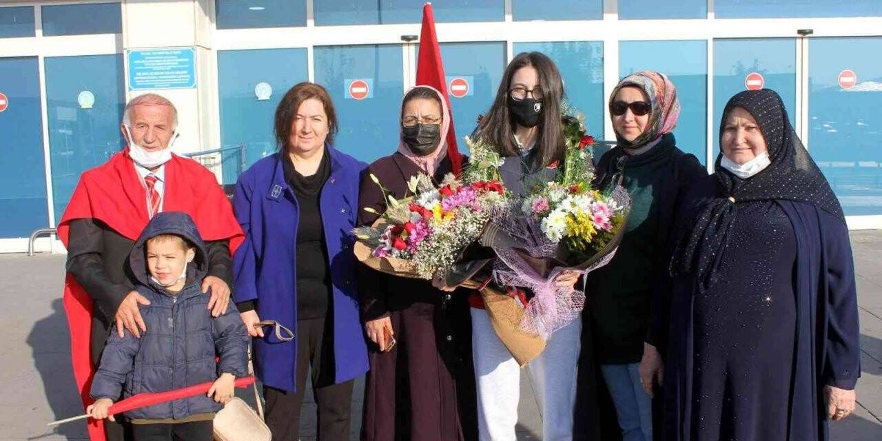 Şampiyon çiçeklerle karşılandı