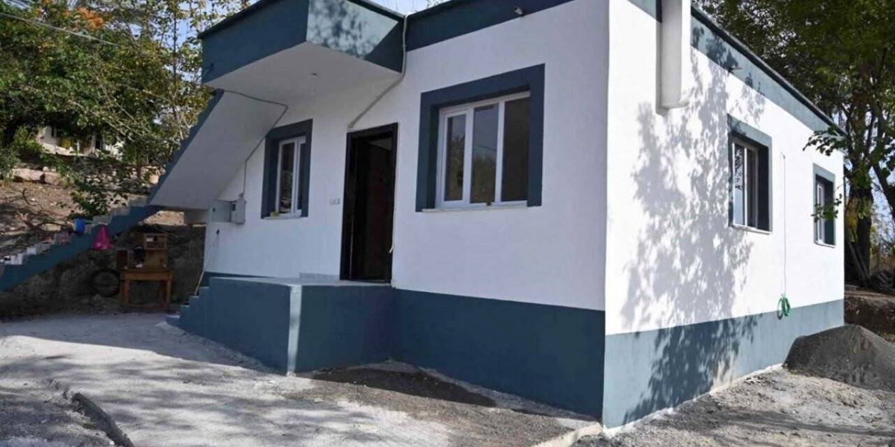 Yangında evleri küle dönen aileler yeni evlerine kavuştu