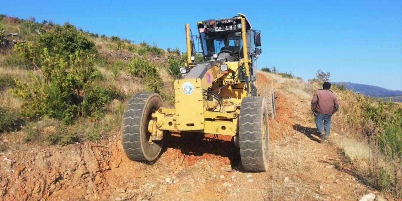 Turgutlu’da yol düzenleme ve tamirat çalışmaları devam ediyor