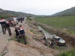 Otomobil su kanalına devrildi: 2 ölü, 2 yaralı
