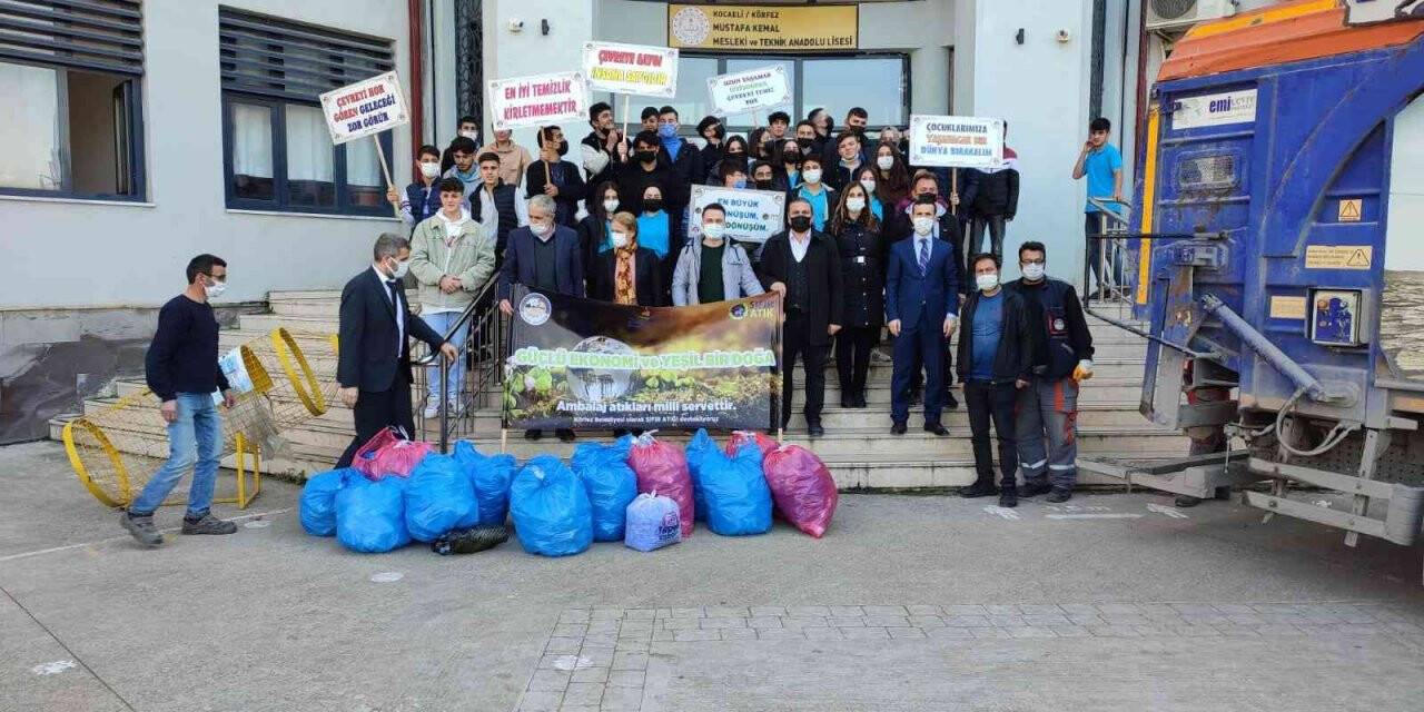 Öğrenciler 300 kiloluk plastik atığı geri dönüşüme gönderdi