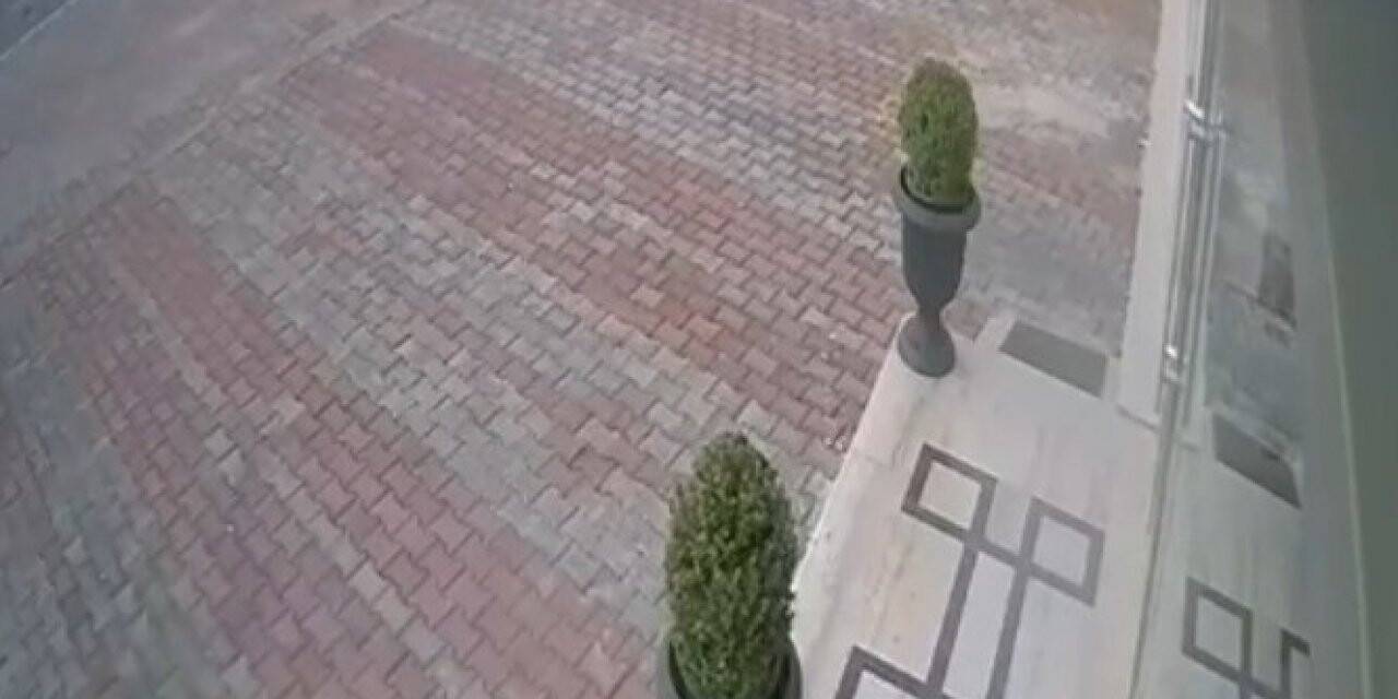 Kaldırımda bekleyen kadın geri gelen aracın altında kalmaktan son anda kurtuldu