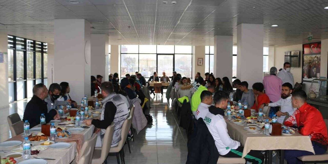 Ali İhsan Kabakcı: "TOHM sporcularıyla buluştu"