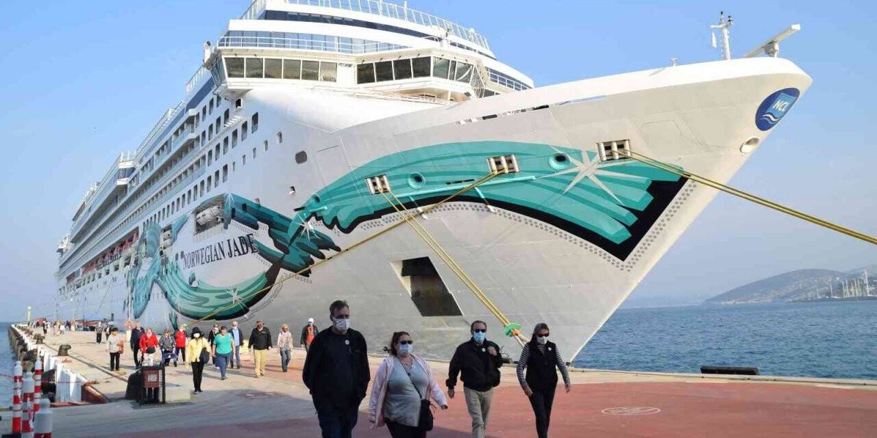 Dev Kruvaziyer Gemisi Kuşadası’nda