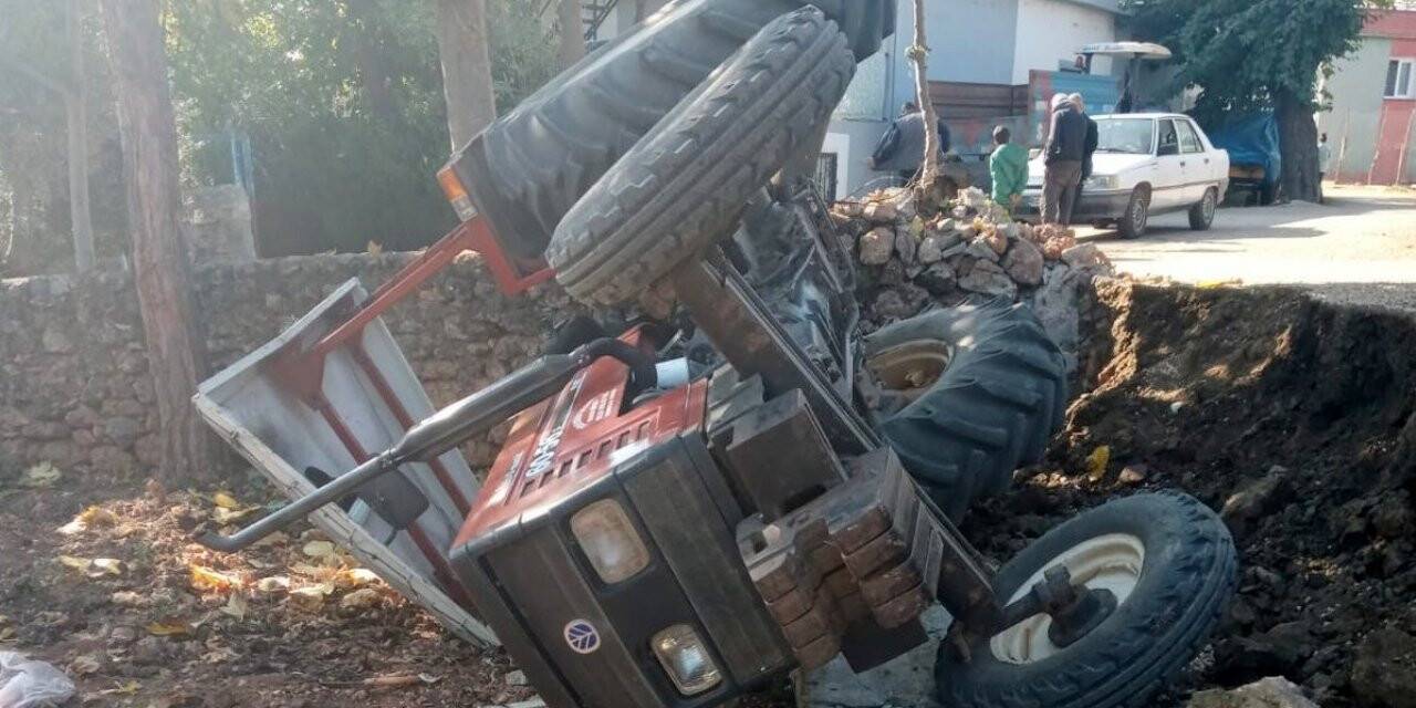 Devrilen traktörün sürücüsü yaralandı