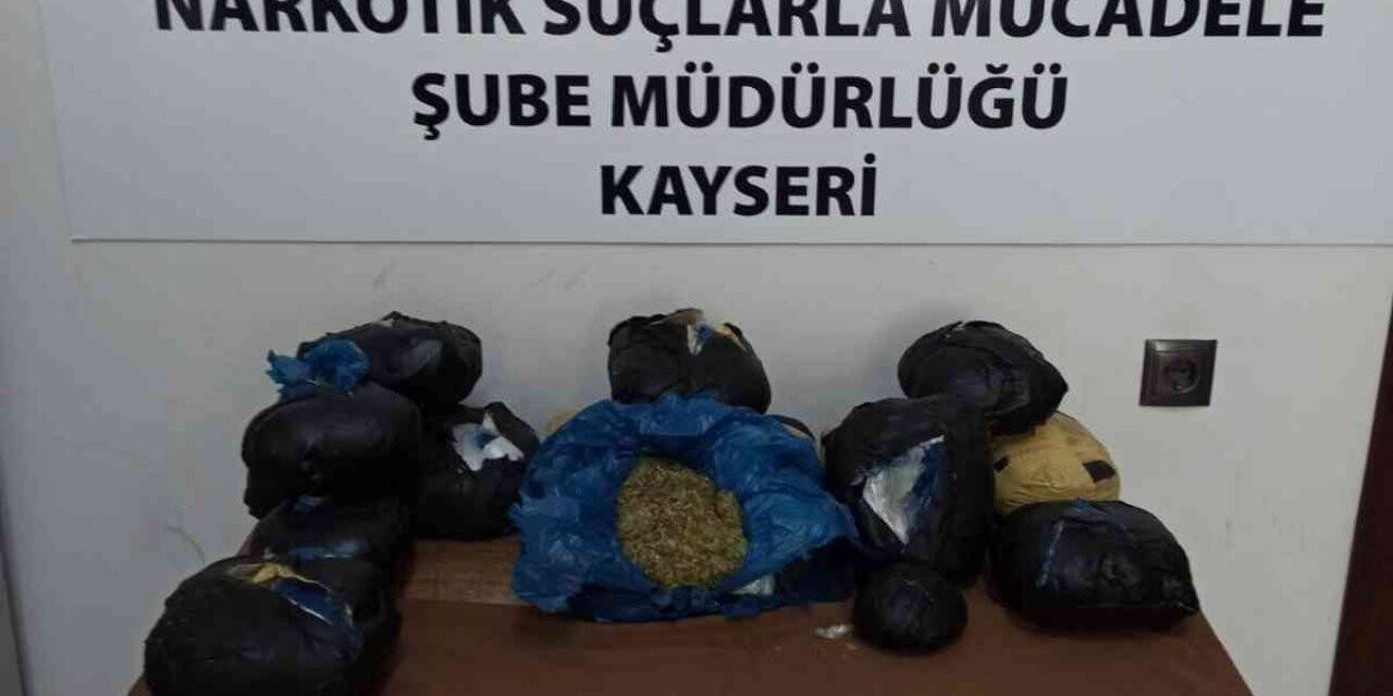 Aracın stepne ve motoruna gizlenmiş 10 kilo esrar ele geçirildi
