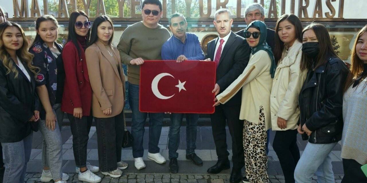 Başkan Çınar, Kazakistanlı akademisyen ve öğrencileri ağırladı