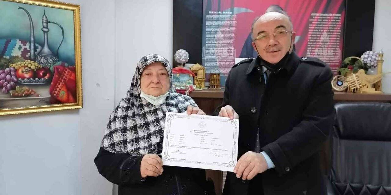 Ehliyet almak için 76 yaşında okuma yazma öğrendi