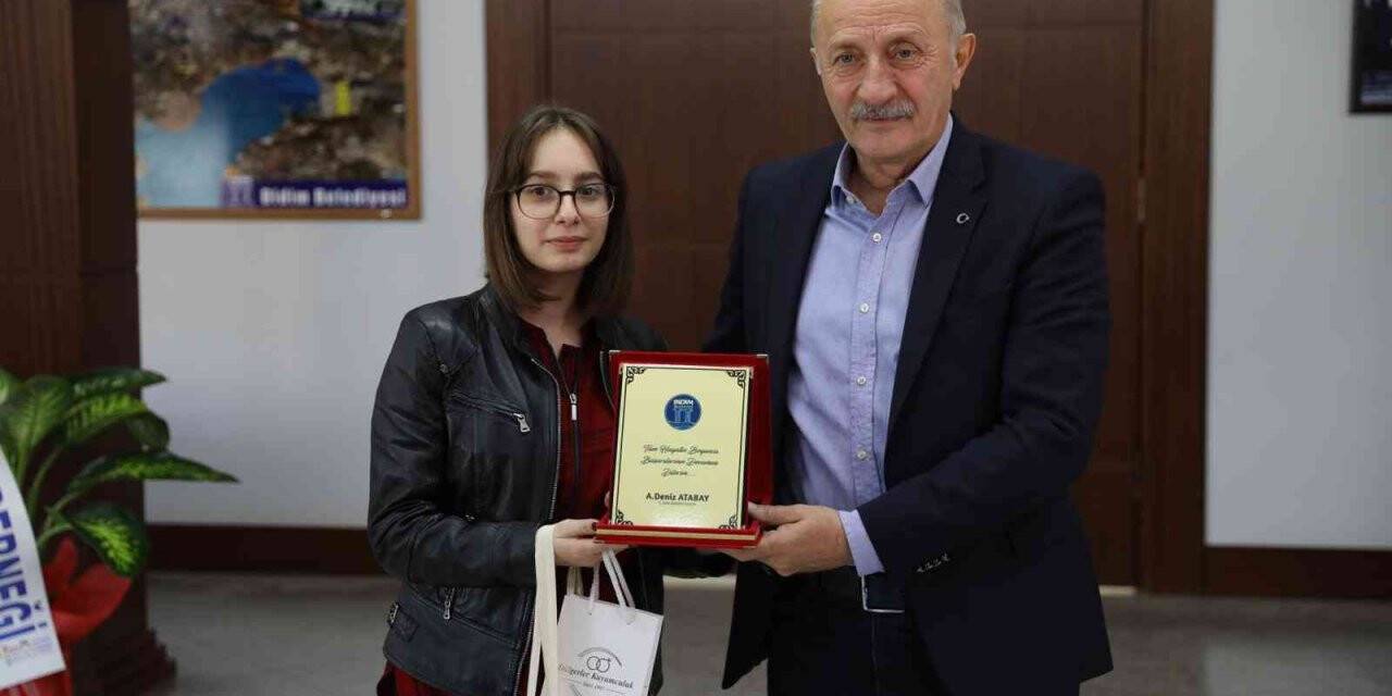 Başkan Atabay, başarısı ile Türkiye’yi gururlandıran Didimli Ada Cemre’ye plaket
