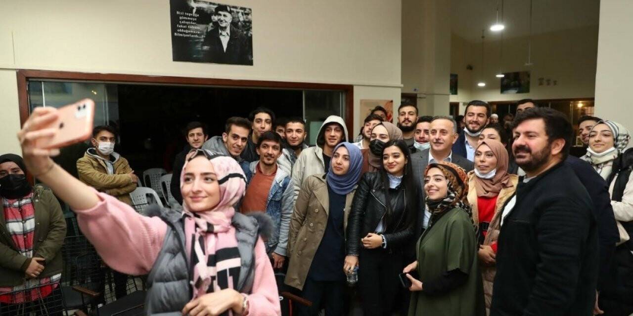 Bağcılar Belediyesi’nden üniversite öğrencilerine eğitim yardımı