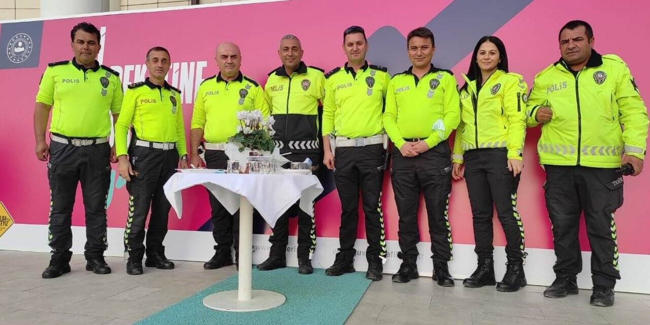 Polislerinden emekli olan mesai arkadaşlarına sürpriz