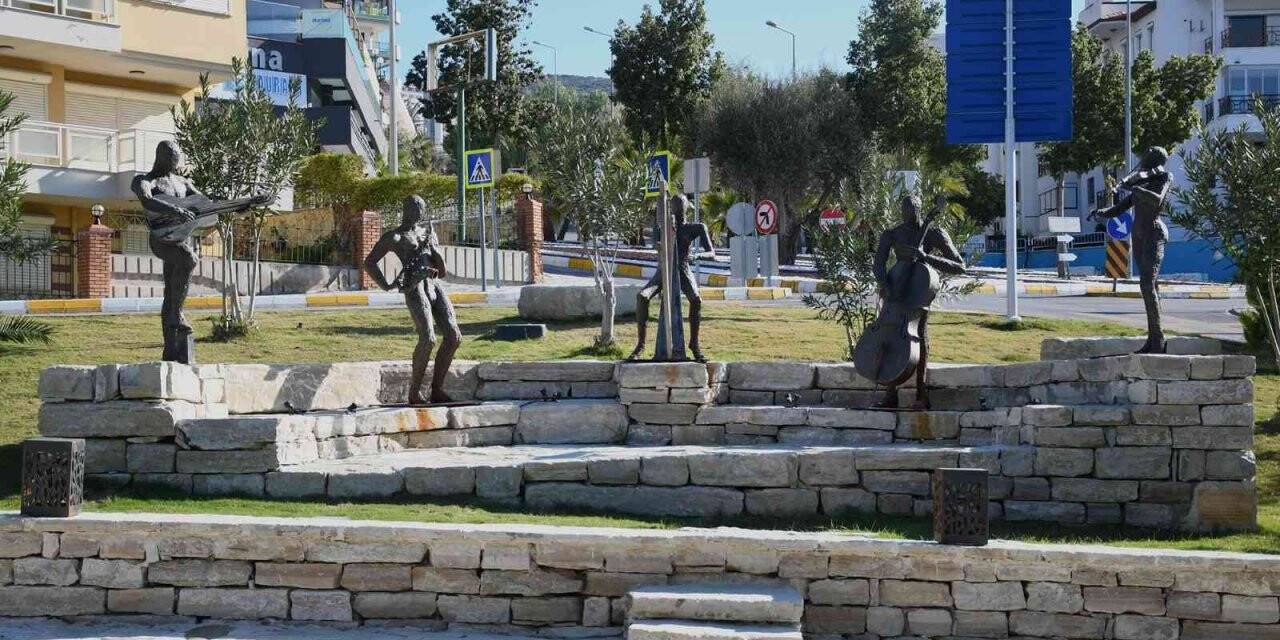 Kuşadası’nda müzisyen parkının yapımı tamamlandı