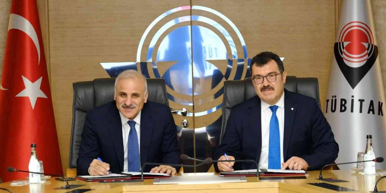 Trabzon’da yapılacak ’Özdemir Bayraktar Planetaryum ve Bilim Merkezi’ için imzalar atıldı