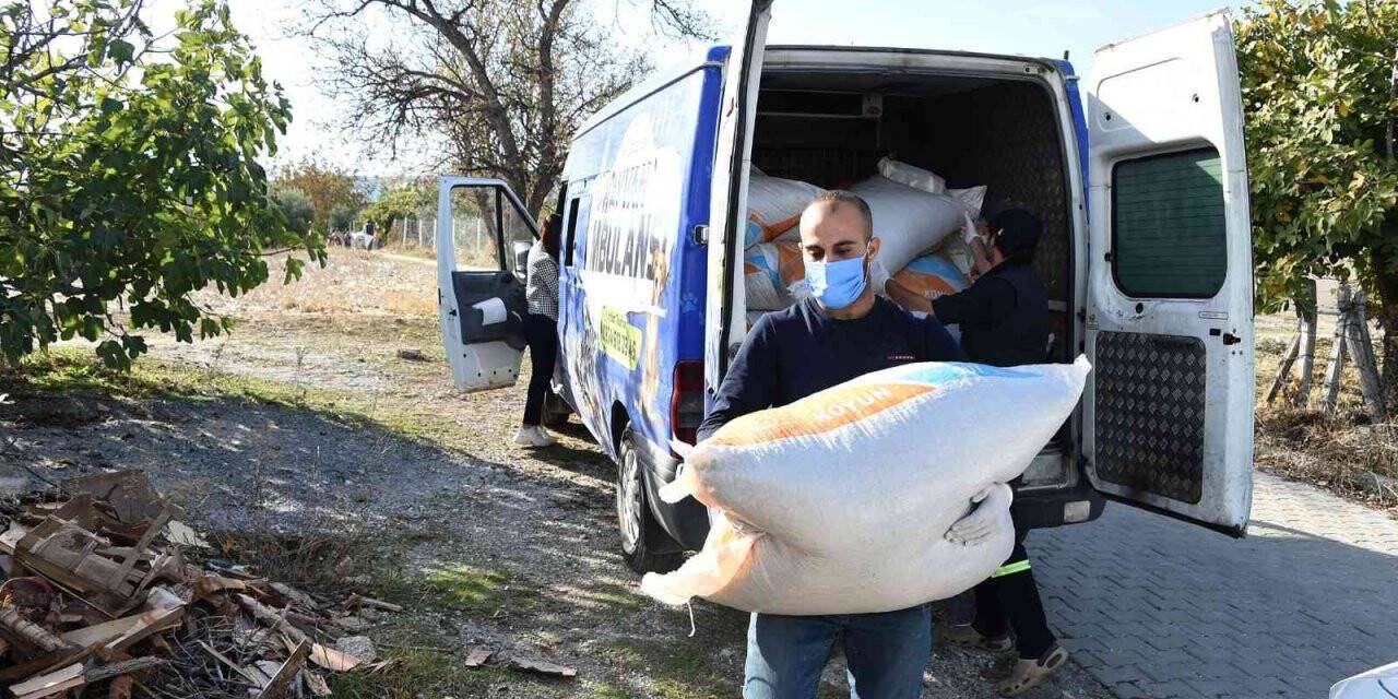Tarsus Belediyesinden köylülere yem desteği