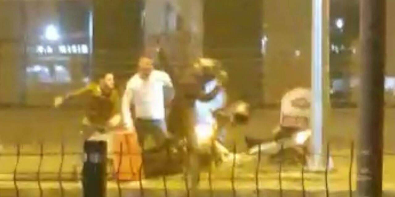 Kuryeyi defalarca bıçakladılar