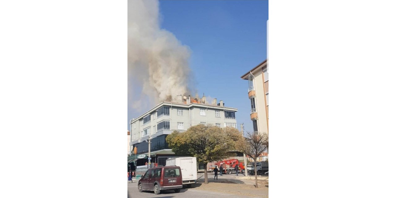 Kulu'da 4 katlı binada çatı yangını