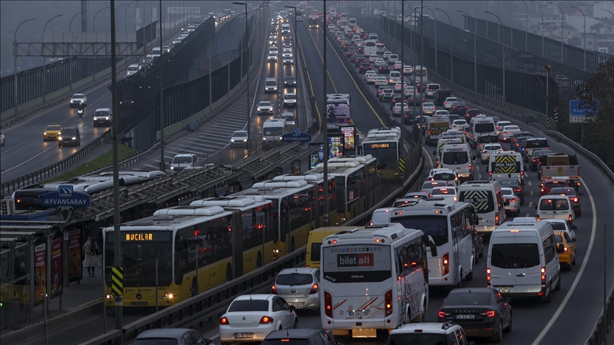 İstanbul'un bazı yollarında trafik yoğunluğu yaşanıyor
