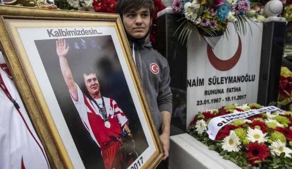 Naim Süleymanoğlu kabri başında anıldı