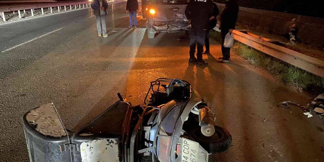 Park halindeki araca çarpan motokurye ağır yaralandı