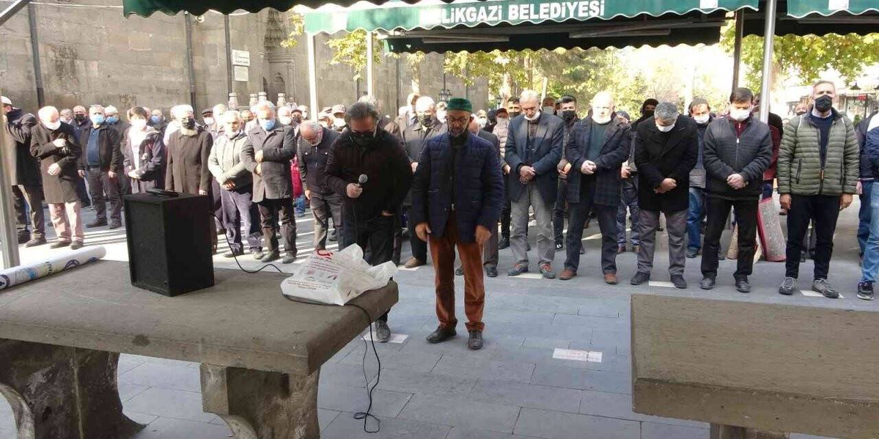 Sezai Karakoç için Kayseri’de gıyabi cenaze namazı kılındı