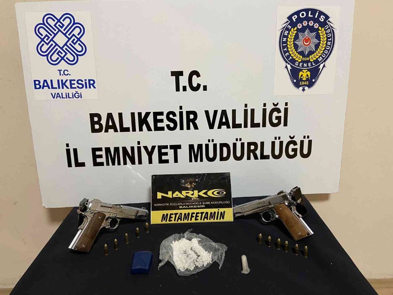 Direksiyona uyuşturucu ve silah zulaladılar