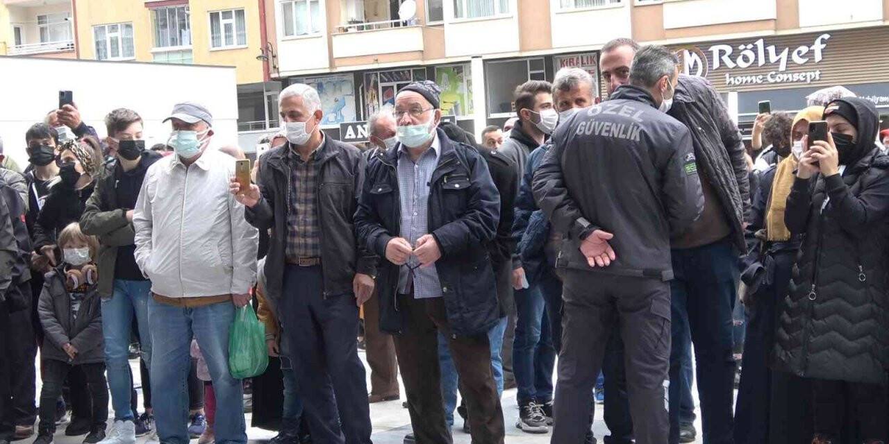 Rize’nin ilk AVM’sinin açılışında yoğun kuyruklar oluştu